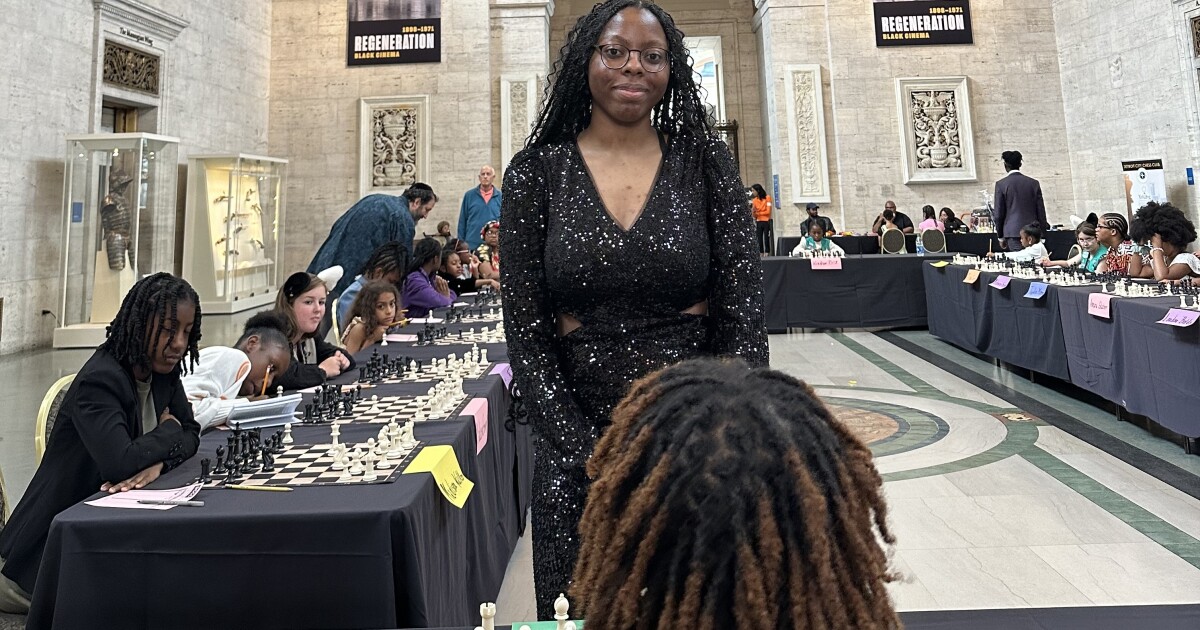 Famous teen chess player visits with students at DIA, gets tour of Detroit